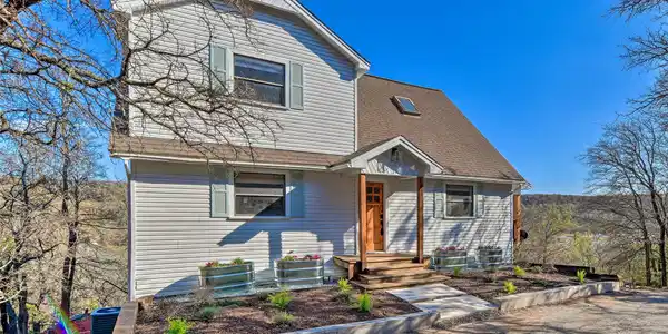 2444 S Lakeview Drive