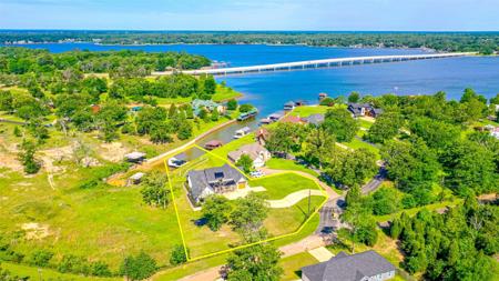 5523 Lakeshore Court