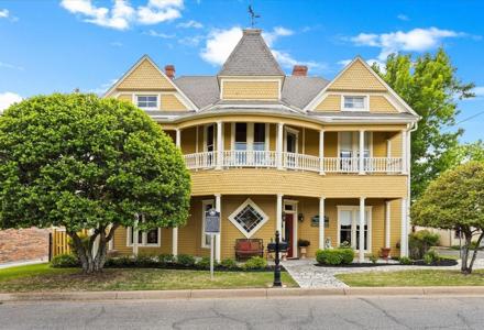 123 W Doyle Street