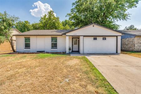 1005 Clark Trail