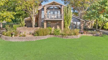 26 Lakeway Drive