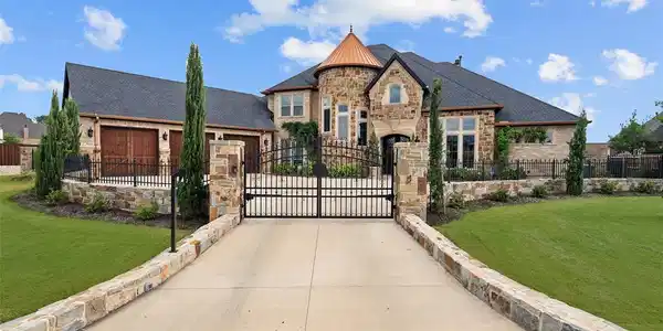 5925 Lakeside Drive