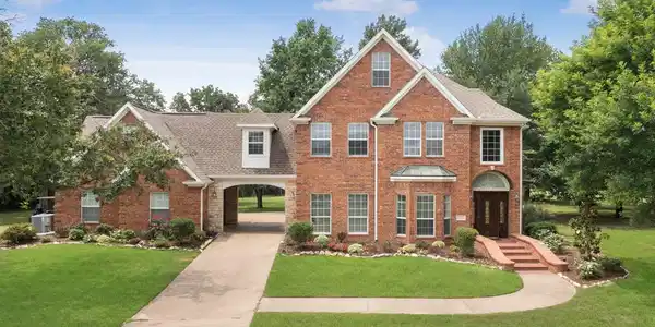 402 Hidden Oaks Lane