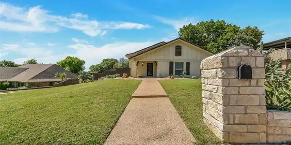 7712 Woodside Hill