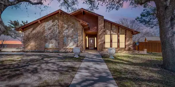 8828 Glen Hollow Drive