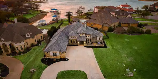 5924 Lakeside Drive