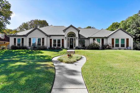 8921 Crest Wood Drive