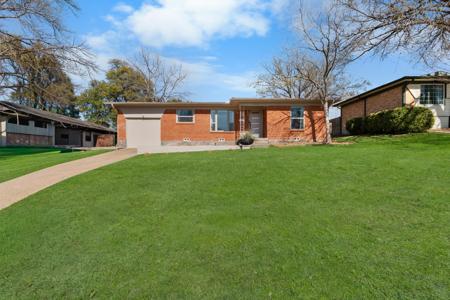 2211 Longwood Lane
