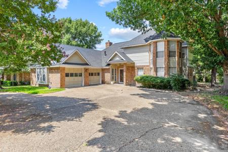 2809 Apple Valley Drive