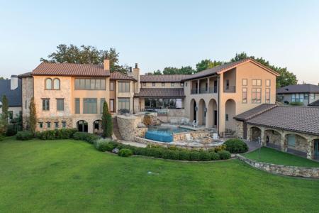 8 Meadowlake Drive