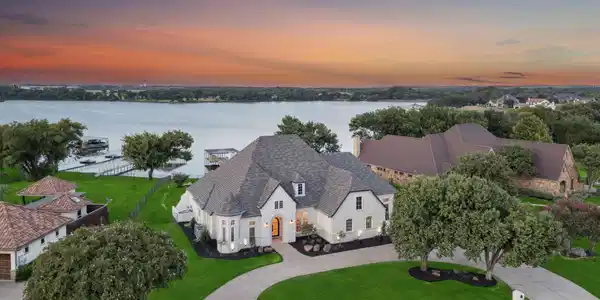 6124 Lake Shore Drive