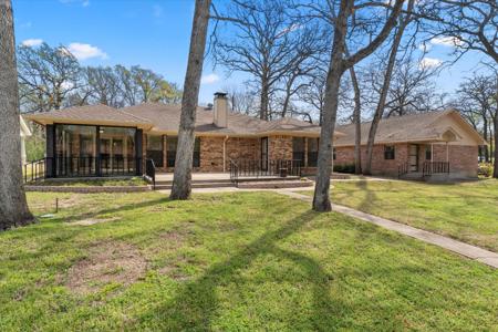 215 Lakeview Drive