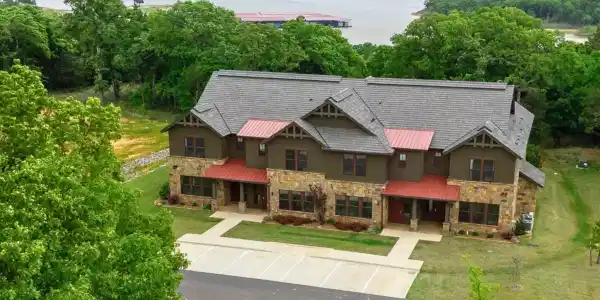 160 Lakeview Court