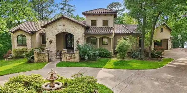 1940 Stonegate Circle