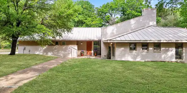 301 Bentwood Circle