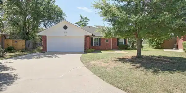 1002 Oakchase Court