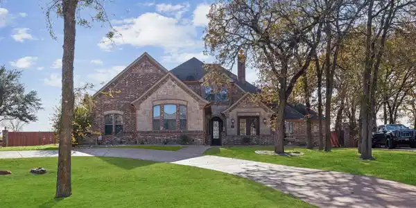 5829 Lakeside Drive