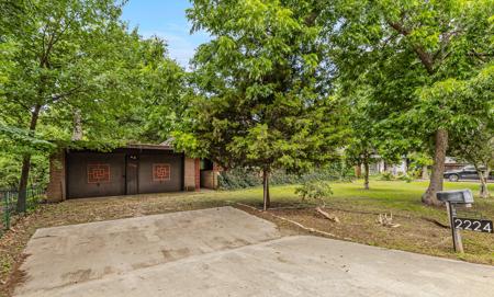 2224 Lakeland Drive