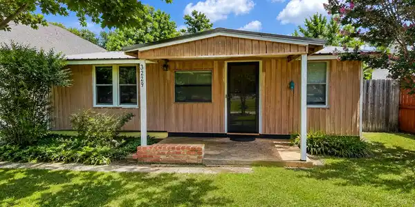 3229 Hiawatha Trail