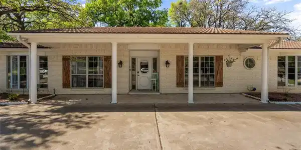 105 Twin Oaks Court