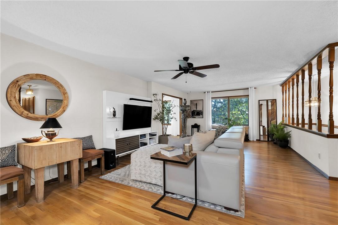 Image 4: Living Area