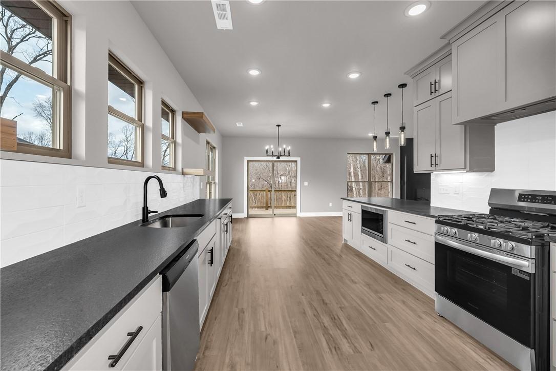 Image 3: Miles of counterspace!