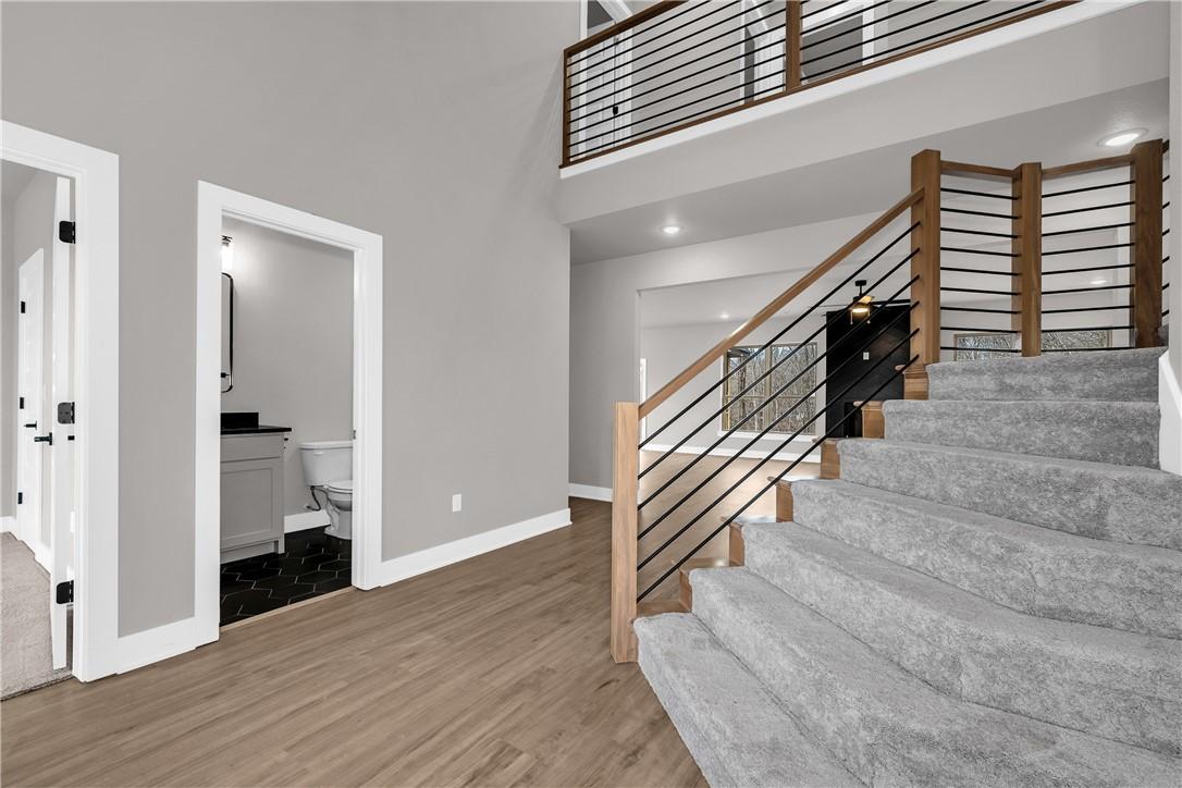 Image 4: Gorgeous, modern stairwell