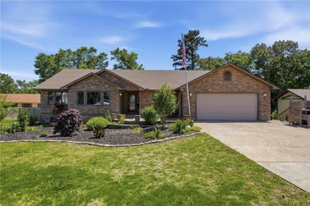 24 Indian Wells Drive