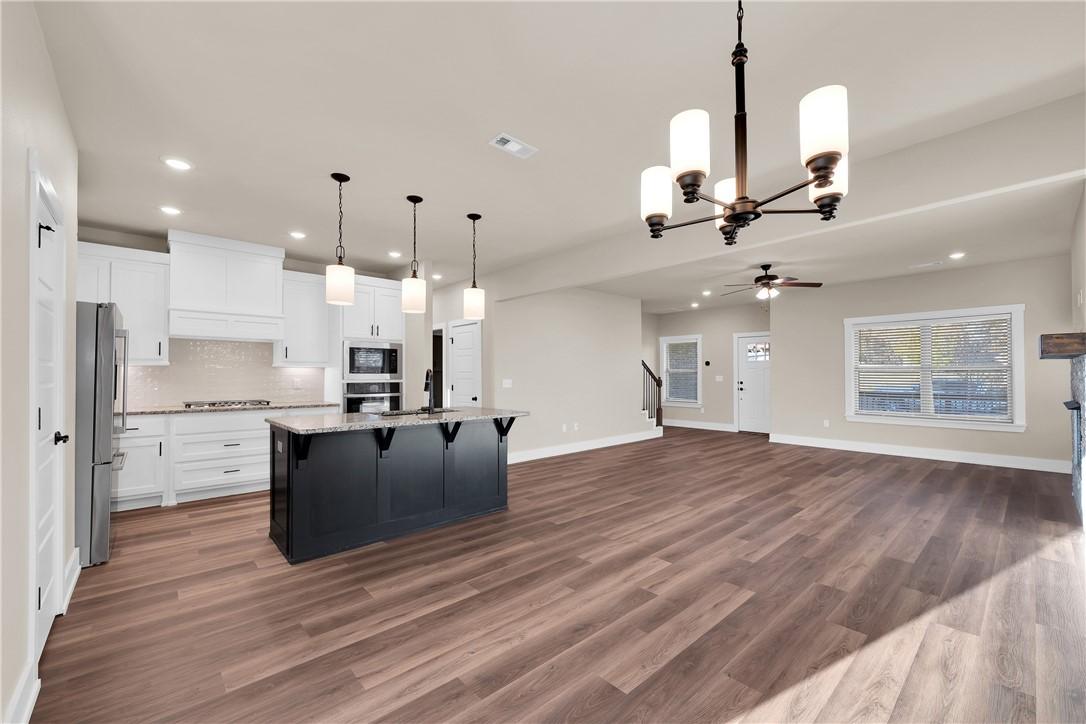 Image 3: Wide open floorplan