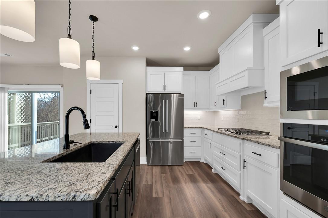 Image 4: Tons of counter and cabinet space