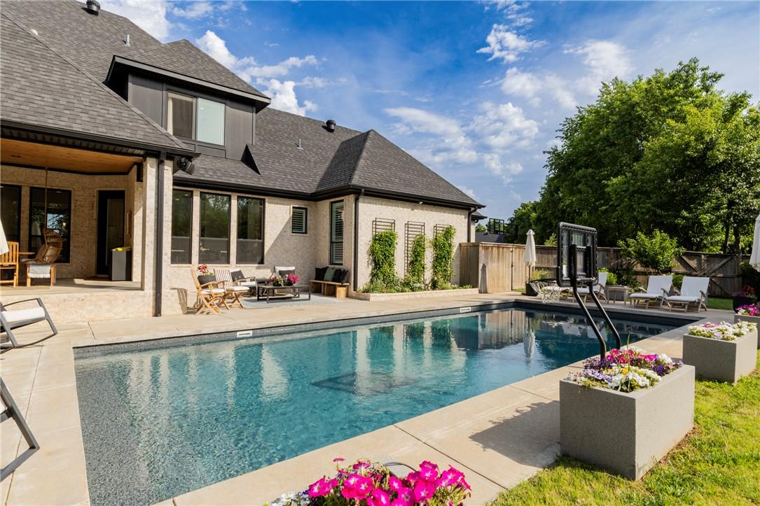 Image 2: Incredible outdoor space that's summer ready!