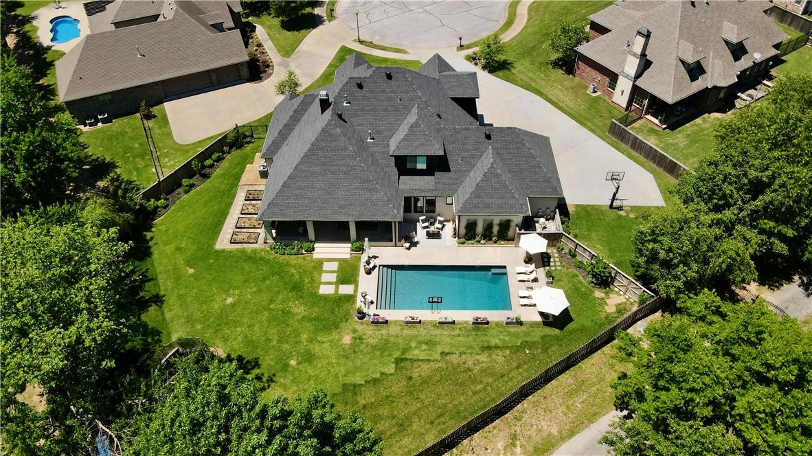 Image 3: Cul-de-sac lot with large level backyard, massive