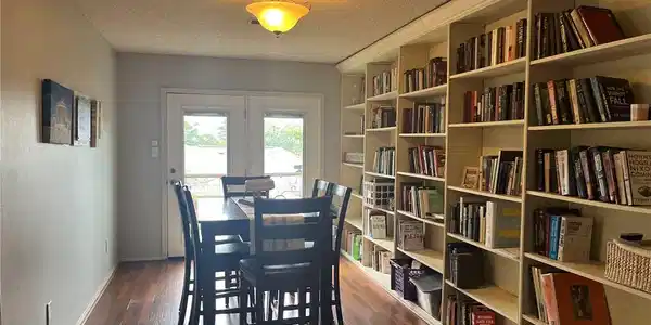 Image 4: Built-in shelving spanning the full wall, wood-fin