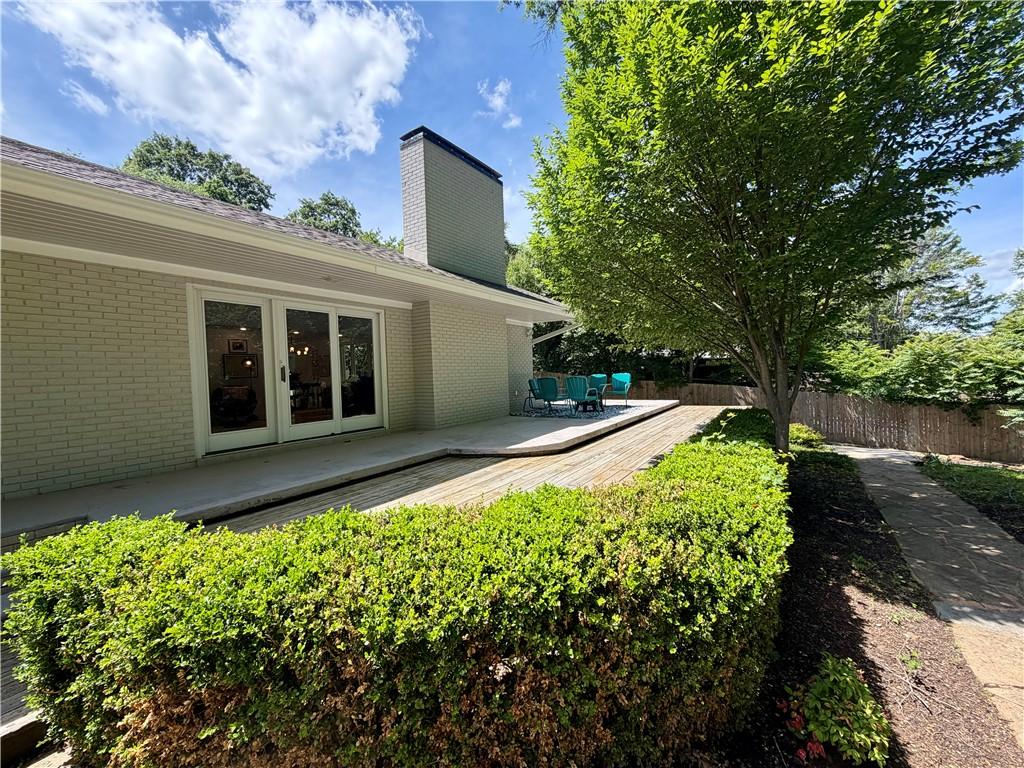 Image 3: The sweeping front porch and entry