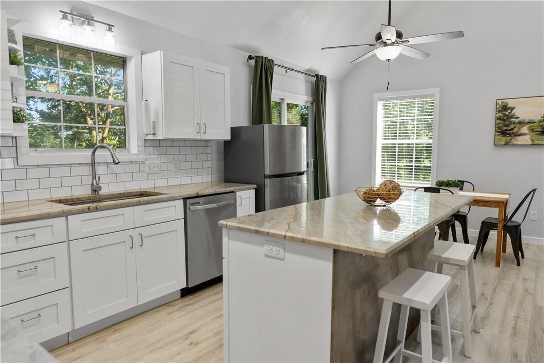 Image 4: Contemporary kitchen