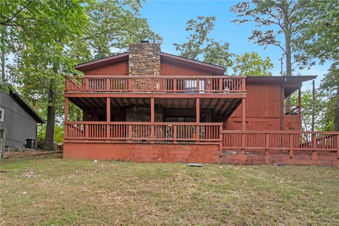 Image 4: Vintage lakeside cabin.