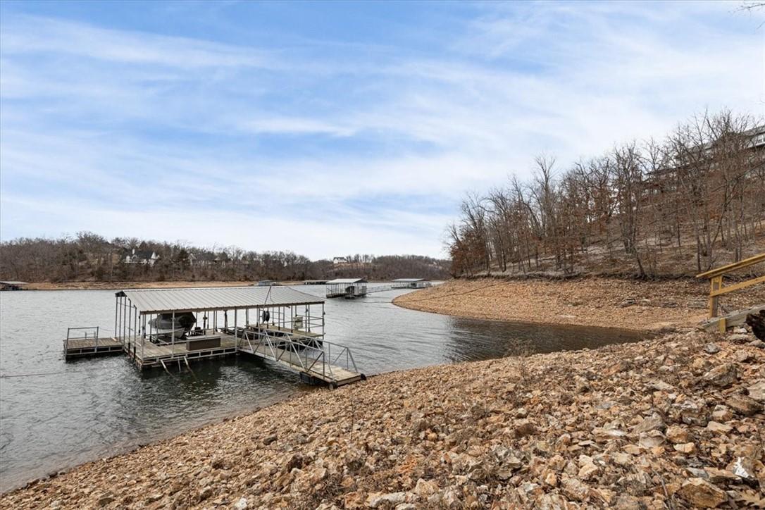 Image 2: PRIVATE dock with 2 slips, 2 Lifts (one for a tri-