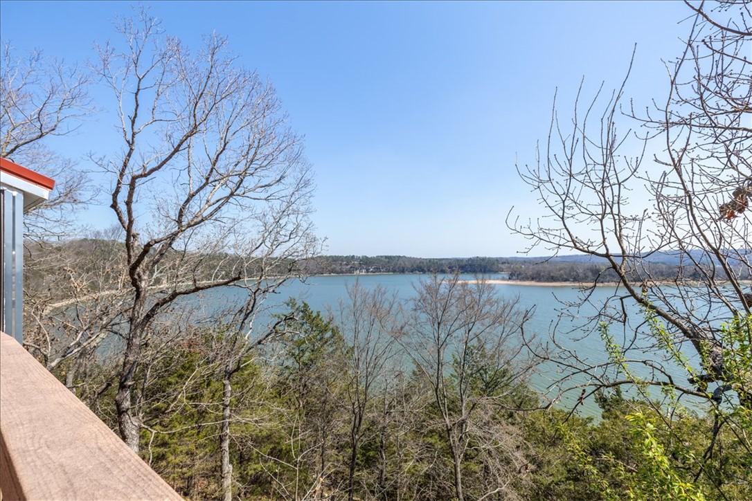 Image 4: Year round, lake front views!