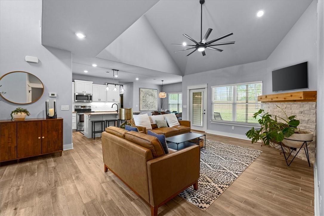 Image 4: Meticulously maintained family room with vaulted c