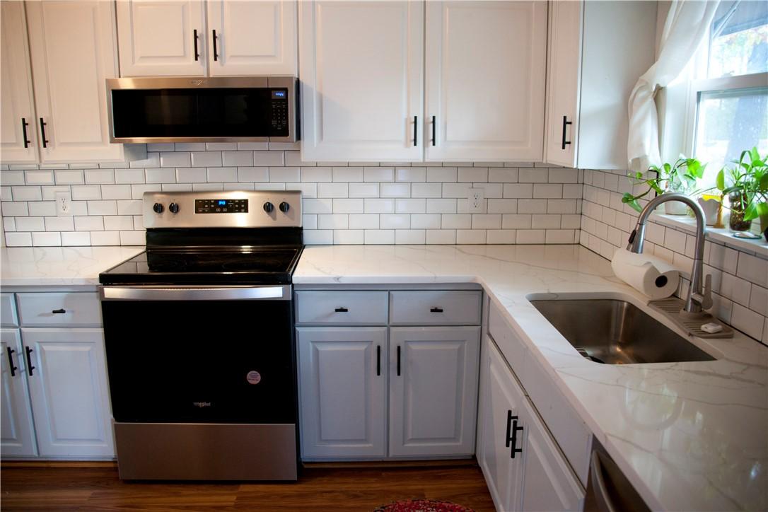 Image 4: Kitchen featuring stainless steel appliances, QUAR