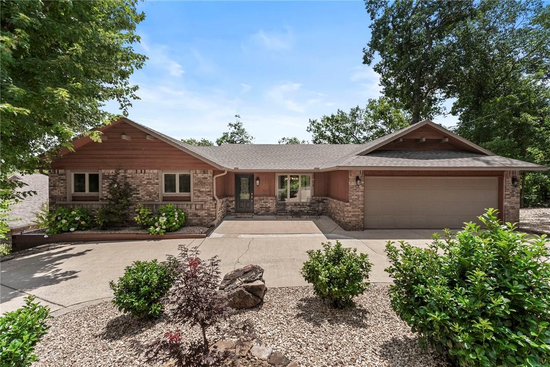 Image 3: Welcome home to your lakefront retreat!