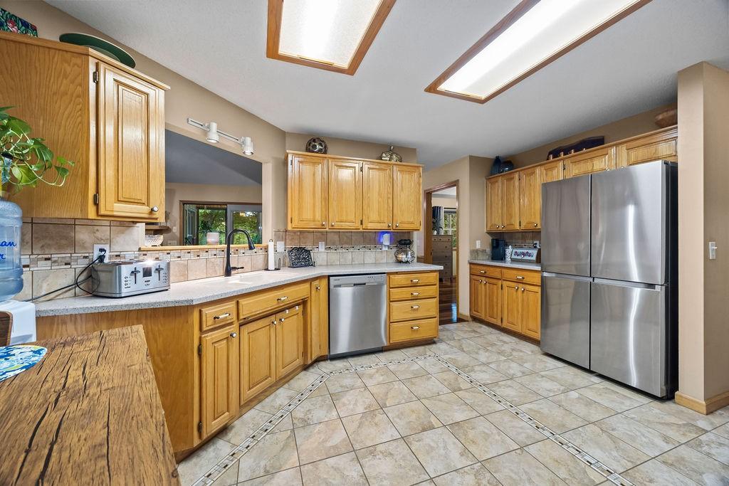 Image 4: Kitchen with lots of cabinets