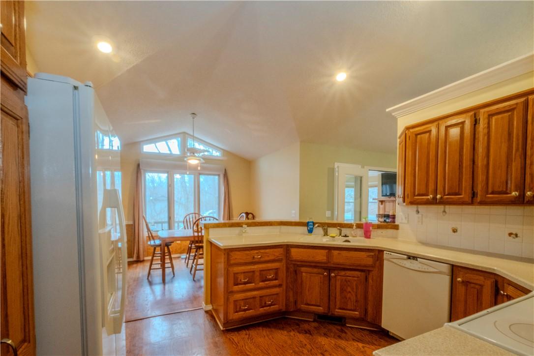 Image 3: What a great kitchen!