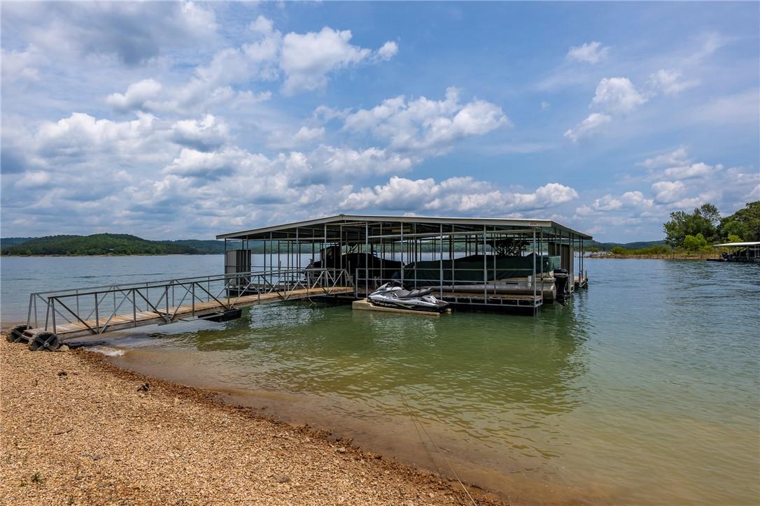 Image 2: Slip in community dock and lift to convey too!