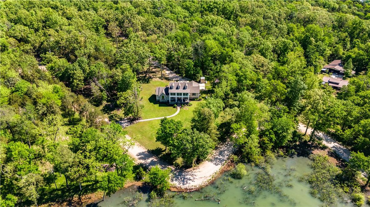 Image 4: Yes, level lakefront life does exist&mdash;270 ft of sho