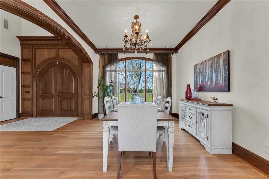 Image 3: Dining Room off grand entry