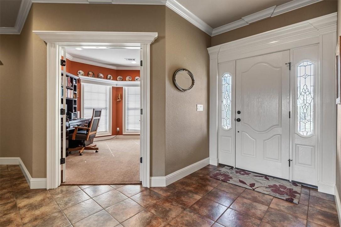 Image 3: Spacious entry way!