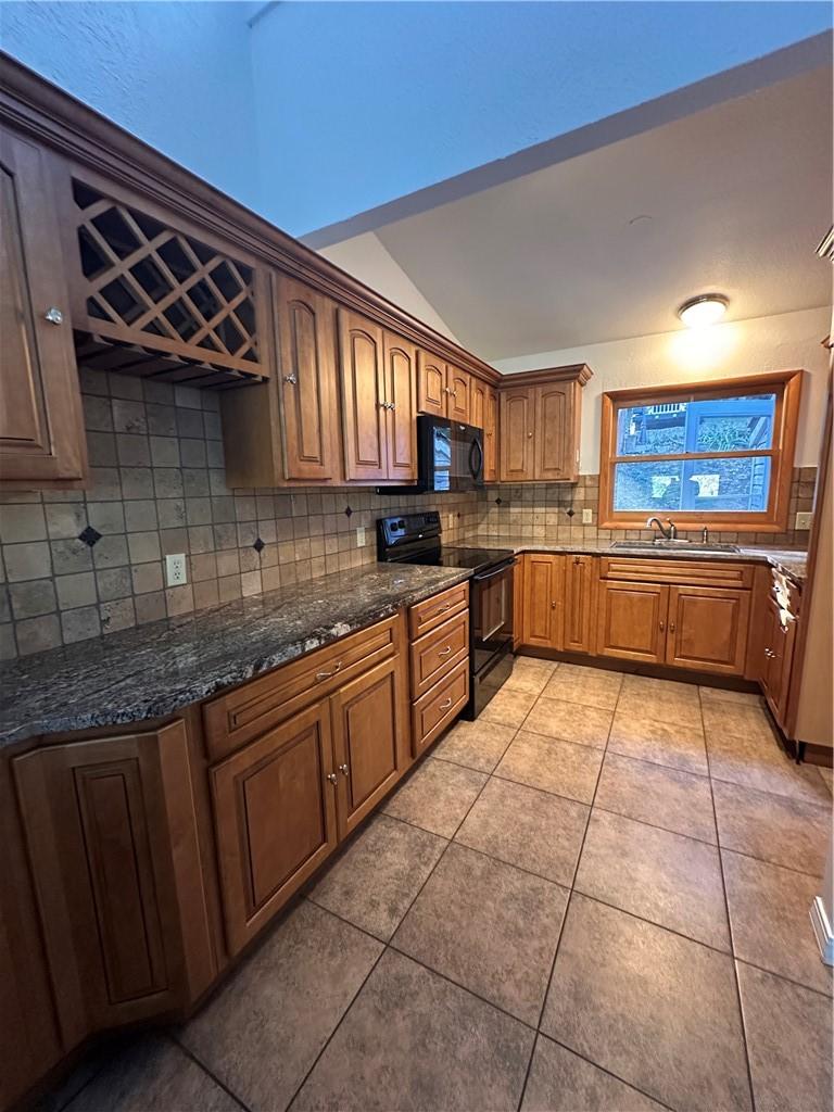Image 4: Custom kitchen with Granite countertops