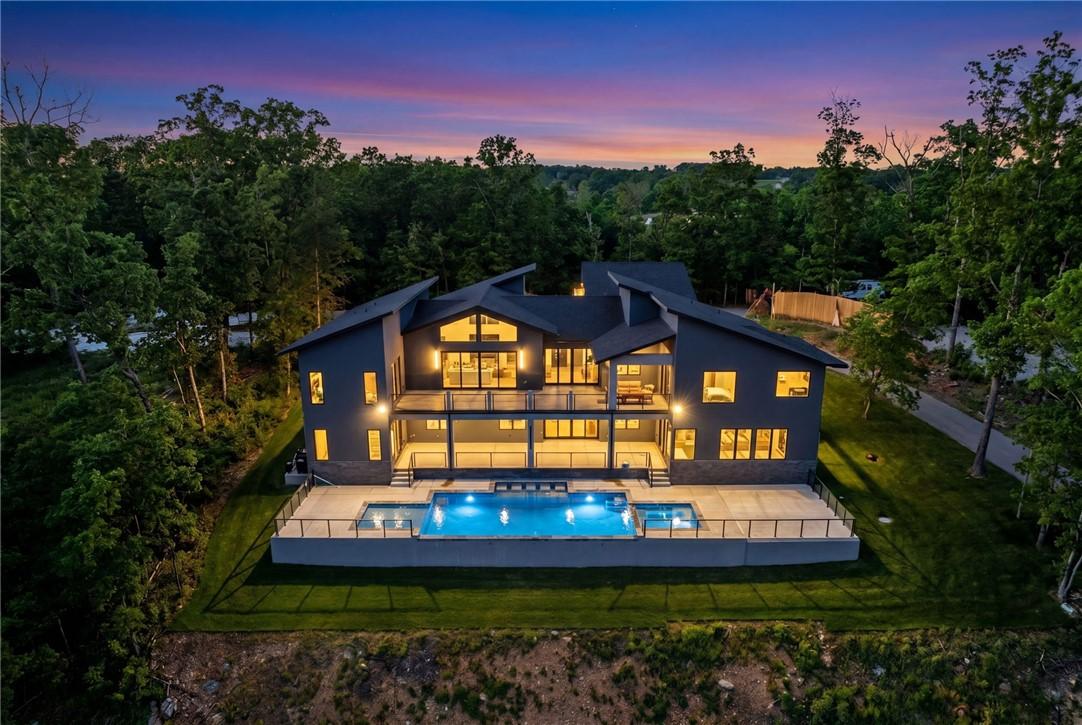 Image 4: Contemporary multi-level residence featuring a dar