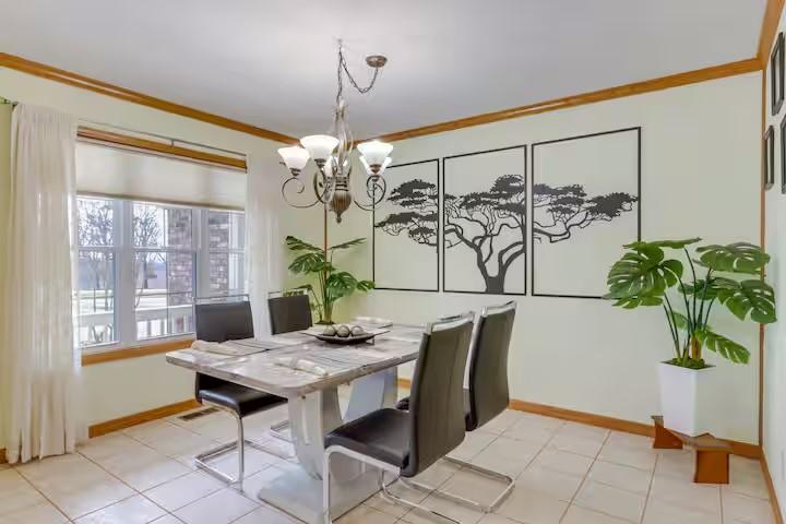 Image 4: Roomy dining area.